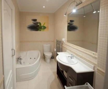 Baño con bañera de hidromasaje privada de este precioso apartamento independiente.
