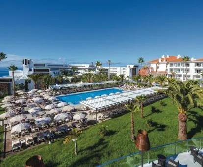 Espectacular hotel solo para adultos con amplias zonas exteriores y piscina al aire libre.