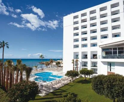 Hotel con encanto con piscina exterior y amplios jardines.