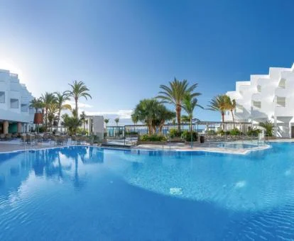 Hotel con encanto con gran piscina exterior.