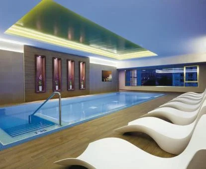 Piscina cubierta con zona de relajación del spa.