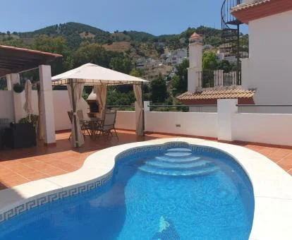 Preciosa zona exterior privada con piscina y vistas a la naturaleza de esta casa independiente.