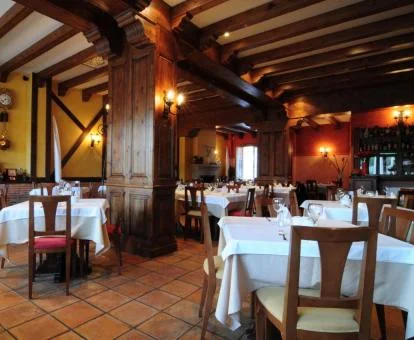 Acogedor comedor de estilo rústico de este hotel rural.