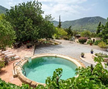 Bella zona exterior con piscina rodeada de árboles y hermosas vistas a la naturaleza que rodea el hotel.