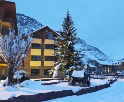 Edificio de este hermoso hotel boutique en un tranquilo entorno nevado.