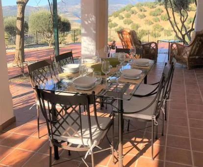 Agradable terraza con comedor y vistas a las montañas y al lago cercano al hotel.
