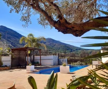 Zona exterior con piscin y fabulosas vistas al campo de esta finca rural.