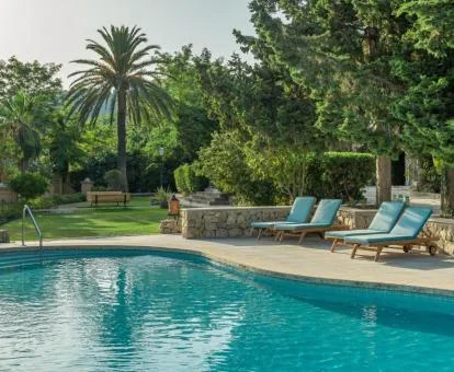 Agradable zona exterior ajardinada con piscina de este hermoso hotel boutique rural.