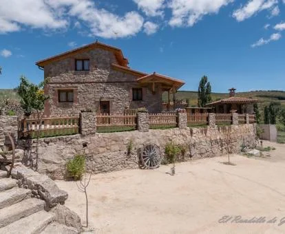 Alojamiento rural que brinda casas independientes con zona exterior común.