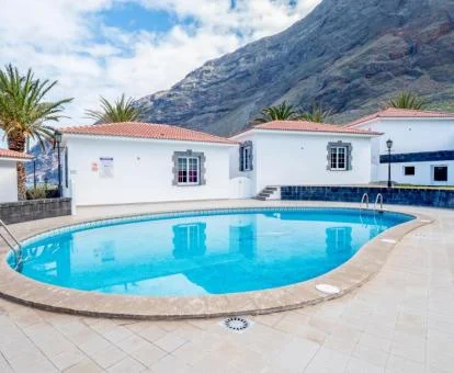 Acogedor complejo de bungalows con piscina en el exterior.