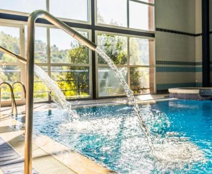 Zona de spa con vistas a la naturaleza del hotel.