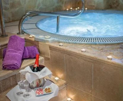 Zona de bienestar con jacuzzi de este hotel con encanto.