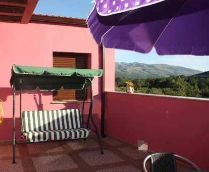 Terraza amueblada con vistas a la naturaleza de esta casa independiente.