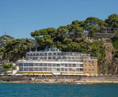 Edificio de este hotel solo para adultos junto al mar.