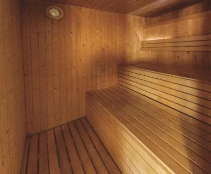Sauna de las instalaciones de spa del hotel.