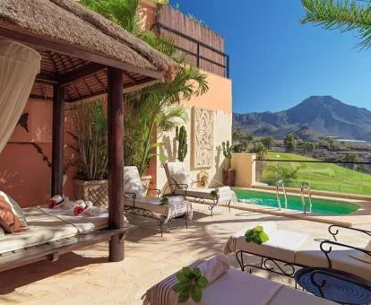 Zona exterior de una de las hermosas villas con piscina privada de este fabuloso hotel.
