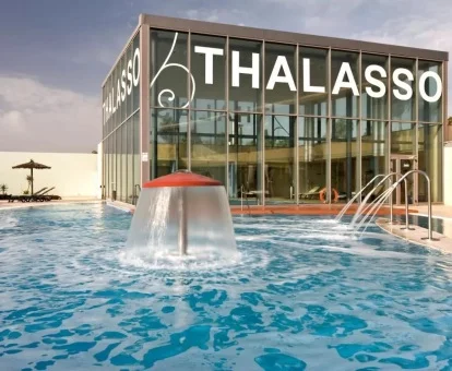 Espectacular piscina con elementos de hidroterapia al aire libre del hotel.