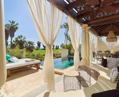 Zona exterior con piscina privada de una de las villas de este hermoso establecimiento.