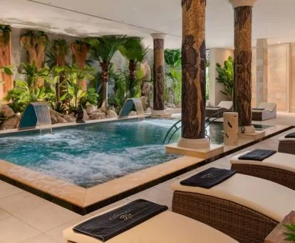 Precioso spa de ambiente tropical con piscina de hidroterapia y zona de relajación.