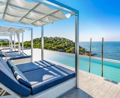 Agradable terraza solarium con piscina y fabulosas vistas al mar del hotel.