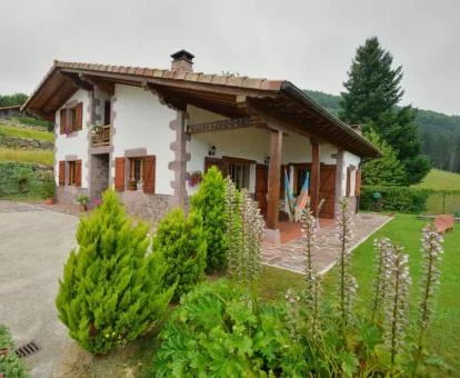 Coqueta casa rural independiente con zonas exteriores.