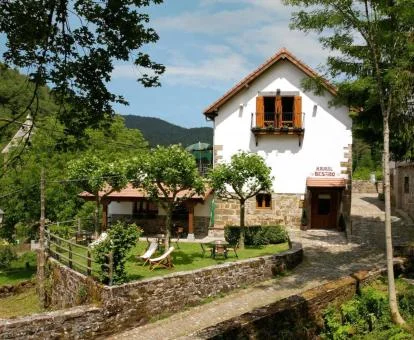 Precioso hotel rural con zonas exteriores ideal para descansar.