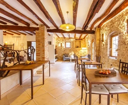 Comedor con bello estilo rústico y paredes de piedra.