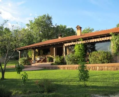Hotel con encanto con amplios jardines y piscina exterior.
