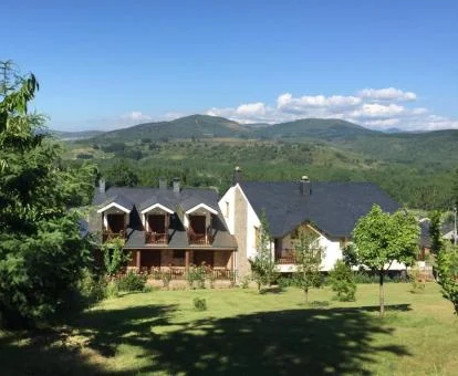 Acogedor hotel rural con amplios jardines y rodeado de naturaleza.