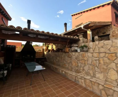 Terraza con barbacoa y mobiliario de uno de los apartamentos del complejo.