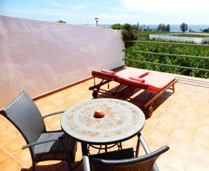 Terraza con mobiliario y vistas al campo de este hotel rural.