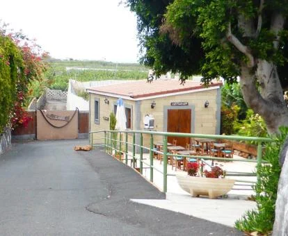 Hotel rural solo para adultos con zonas exteriores y rodeado de naturaleza.