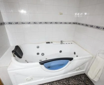 Amplia bañera de hidromasaje privada del apartamento suite de este establecimiento.