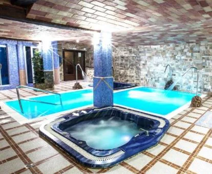 Zona de aguas del centro de bienestar de estilo rústico del hotel.