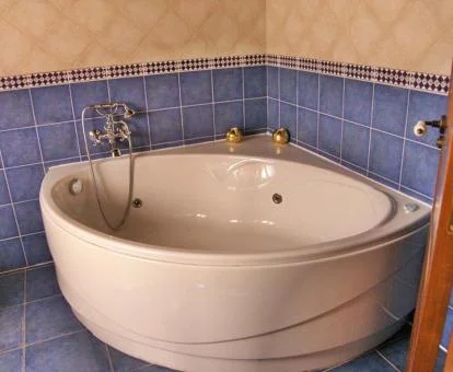 Bañera de hidromasaje privada de uno de los apartamentos de este establecimiento rural.