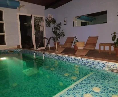 Zona de aguas con tumbonas del centro de bienestar del hotel.