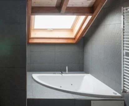 Baño con jacuzzi privado del Apartamento Deluxe.