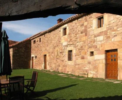 Amplios jardines de este establecimiento de casas rurales en un tranquilo entorno para explorar.