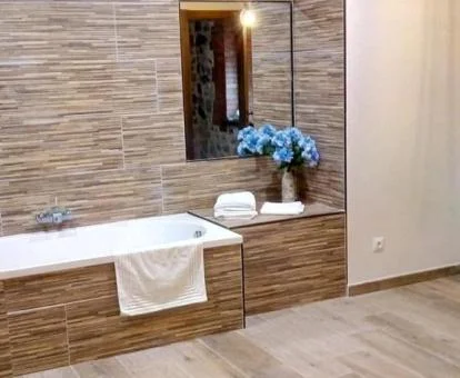 Bañera de hidromasaje privada del apartamento de dos dormitorios de este establecimiento.