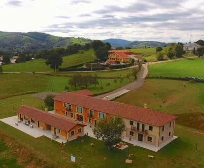 Complejo de apartamentos rurales rodeado de amplias zonas verdes y en una zona aislada perfecta para descansar.