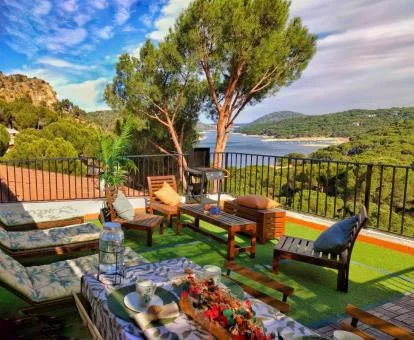 Maravillosa terraza amueblada con espectaculares vistas al pantano de esta preciosa casa.