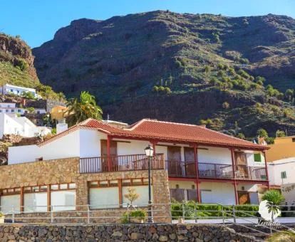 Edificio de este acogedor hotel rural rodeado de montañas.