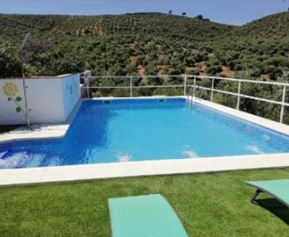 Maravillosa zona exterior privada con piscina y vistas a la naturaleza de esta casa independiente.