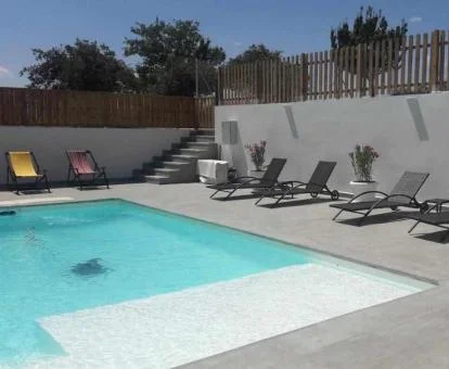 Zona exterior con piscina y solarium de este hotel solo para adultos.