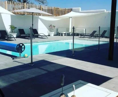 Zona exterior con piscina al aire libre de este hotel romántico.