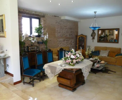 Uno de los elegantes espacios de uso compartido y estilo tradicional de este hotel rural.