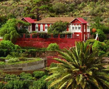 Edificio rodeado de vegetación de este acogedor hotel rural.