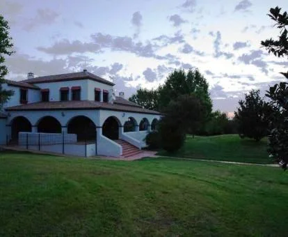 Hotel con encanto rodeado de naturaleza y de vegetación.
