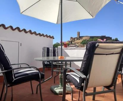 Terraza con mobiliario exterior y vistas a la naturaleza de esta casa independiente.