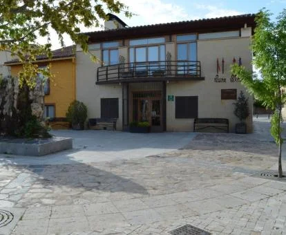 Edificio de este acogedor hotel rural en una plaza tranquila en el centro del pueblo.